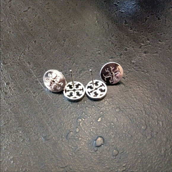 Tory Burch NWOT Silver Logo Circle Stud Earrings - Picture 4 of 8